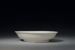 永乐甜白釉暗刻龙纹碗