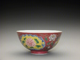 康熙珐琅彩胭脂红地牡丹碗