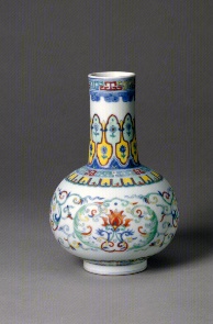 乾隆斗彩缠枝莲纹大天球瓶