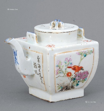 浅绛彩花鸟纹茶壶